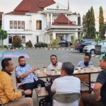 Pertemuan Kajari Kota Malang Andi Darmawangsa didampingi Kasi Pidsus Ujang Supriyadi, dengan AH, mantan Plt. Direktur PD RPH di halaman kantor Kejari, belum lama ini. Hal ini dipertanyakan Lira Malang Raya karena Kejari tengah menangani kasus RPH. foto: ist.