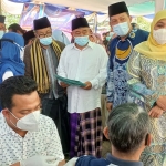 Suwandy bersama Kiai Asep mendampingi Gubernur Khofifah memantau vaksinasi di halaman SD Hikmatul Amanah.