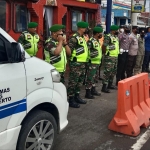 Penyiapan personel di Pospam Kenanten. Pospam ini diisi petugas dari unsur TNI/Polri, dishub, dinkes, dan relawan. Foto: YUDI EP/ BANGSAONLINE