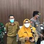 Plt Kepala Dinas Kesehatan Jember, Lilik Lailiyah, saat menggelar konferensi pers terkait update Covid-19 di wilayahnya.