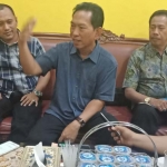 Ketua Panpel HUT Partai Golkar ke-54 di Jatim, Hery Sugihono Tugas Oetomo (tengah) memberi keterangan pers di Kantor DPD Partai Golkar Jatim. foto: DIDI ROSADI/ BANGSAONLINE