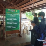 Para peziarah saat berdoa di Makam Sunan Bonang.