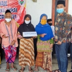 Pembagian Bantuan Langsung Tunai Dana Desa tahap 7, 8 dan 9 tahun 2021 kepada Keluarga Penerima Manfaat di Balai Desa Pana