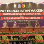 Gubernur Jatim Khofifah Indar Parawansa memimpin Rapat Koordinasi (Rakor) Tingkat Provinsi bersama forkopimda dan bupati/wali kota se-Jatim di Convention Hall, Grand City Surabaya, Senin (15/11). Foto: Humas Pemprov Jatim