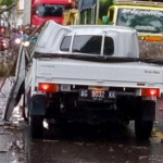 Sebuah pikap yang tertimpa pohon di Jalan Raya Bajang, Kecamatan Talun, Kabupaten Blitar.