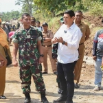 Wali Kota Kediri, Abdullah Abu Bakar, bersama Dandim 0809/Kediri, Letkol Inf Aris Setiawan, saat meninjau pembangunan jalan program TMMD ke-117. Foto: Ist