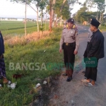 Petugas memeriksa TKP pembegalan bersama kedua korban. foto: ZAINAL ABIDIN/ BANGSAONLINE