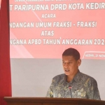 Wali Kota Kediri, Abdullah Abu Bakar, saat menyampaikan jawaban atas pandangan umum 8 fraksi. Foto: Ist