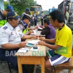 Para pengemudi yang terjaring razia angkutan umum sedang didata. foto: HABIBIE/ BANGSAONLINE