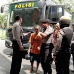 Tahanan Polres Blitar saat dikembalikan ke ruang tahanan