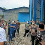 Ketua DPRD Gresik Abdul Qodir bersama Komisi III saat sidak di PT Indo Metal Recycle. (foto: SYUHUD/BANGSAONLINE)