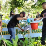 Pj Sekdakab Kediri, Adi Suwignyo, saat ikut melakukan penanaman bibit pohon bersama Ketua DPRD Kabupaten Kediri, Dodi Purwanto (kanan), dan Koordinator ARPL Kediri, Ari Purnomo Adi (kiri). Foto: Ist