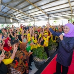 Khofifah Indar Parawansa saat berkunjung ke berkunjung ke PT Santos Jaya Abadi Sidoarjo, Senin (7/10/2024). Foto: istimewa