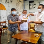  Wihadi saat potong kue bersama awak media.