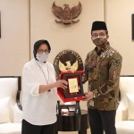 Bupati Bangkalan R. Abdul Latif Amin Imron menyerahkan dokumen persyaratan pengusulan gelar pahlawan nasional bagi Syaikhona Muhammad Kholil Bangkalan kepada Kementerian Sosial Republik Indonesia, Rabu (21/4/2021). (foto: ist)