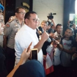 Kapolda Jatim Irjen Pol Drs. Luki Hermawan, M. Si didampingi Kabid Humas Kombes Pol F. Barung Mangera, S.I.K menggelar konferensi pers terkait status Vanessa Angel.