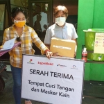 Ketua PWI Tuban saat menerima bantuan secara simbolis dari pihak EMCL.