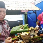 Bupati Fadeli di sela-sela acara festival makanan khas.