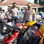 Kapolres Kediri Kota, AKBP Miko Indrayana didampingi oleh Kasatlantas AKP Arpan saat mengecek kendaraan yang disita saat Operasi Patuh Semeru 2020. foto: MUJI HARJITA/ BANGSAONLINE