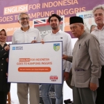 Dari kiri-kanan: Bupati Kediri Haryanti Sutrisno, Duta Besar Inggris untuk Indonesia, Mr. Moazzam Malik, Aktor Reza Rahardian, Pencetus Kampung Inggris Mr. Kalen, dan Direktur British Council Indonesia, Paul Smith. foto: Kominfo Kediri