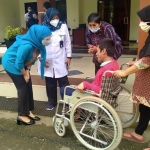 Novita Hardini saat berbincang dengan salah satu anak berkebutuhan khusus di pelataran Gedung Bhawarasa Trenggalek. foto: HERMAN/ BANGSAONLINE