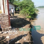 Rumah yang dibongkar paksa karena lahan tergerus Bengawan Solo. foto: EKY NURHADI/ BANGSAONLINE