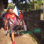 Wabup Blitar Marhaenis UW bersama istri Sri Unaryanti membawa bantuan beras untuk diberikan kepada warga kurang mampu. foto: TRI SUSANTO/ BANGSAONLINE