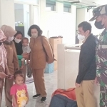 Babinsa Kelurahan Babat Jerawat Koramil 0830/06 Benowo, Serka M. Rosidi, saat melakukan pendampingan kunjungan balita stunting.