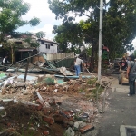 Sejumlah bangunan dan stand di Jalan Raya Darmo Indah yang berdiri di atas saluran air sudah rata dengan tanah. foto: NANANG F/ BANGSAONLINE