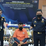 KPPBC TMP B Sidoarjo saat konferensi pers terkait produksi cairan vape secara ilegal senilai Rp500 juta.