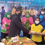 Potongan tumpeng dari Wali Kota Madiun Maidi diserahkan kepada awak media tertua dan termuda.