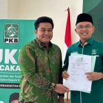 M. Syahrul Munir (kiri) saat menerima bukti UKK dari penguji yang merupakan anggota Dewan Syuro DPP PKB, KH Maman Imanul Haq. Foto: Ist