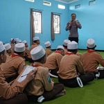 Kegiatan yang dilakukan petugas dari Satbinmas Polresta Sidoarjo untuk pelajar di SDI Mambaul Ulum.