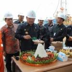 Bupati Sidoarjo H Saiful Ilah saat dimulainya workover sumur Wunut 4, di Desa Wunut, Kecamatan Porong, Senin (8/8). foto istimewa