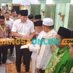 Menteri ATR/BPN, Agus Harimurti Yudhoyono, saat menyerahkan sertifikat tanah wakaf di Masjid Sunan Giri. Foto: SYUHUD/BANGSAONLINE