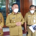 Bupati Fandi Akhmad Yani didampingi Sekda, Plt. Dirut, dan Plt Dirum Perumda Giri Tirta saat memberikan keterangan persnya. foto: SYUHUD/ BANGSAONLINE