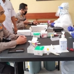 Kapolres Ngawi AKBP Dicky Ario Yustisianto saat menjalani rapid test.