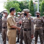 Bupati Lamongan, Yuhronur Efendi, saat menyalami petugas Satpol PP.