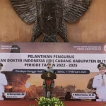 Bupati Blitar, Rini Syarifah, saat memberi sambutan dalam pelantikan pengurus IDI Cabang Kabupaten Blitar periode 2022-2025.