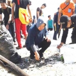 Wali Kota Tri Rismaharini ikut membersihkan pantai. foto: humas