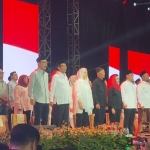 Bacawapres Mahfud MD (tiga dari kiri) bersama Ketua DPP PDIP Puan Maharani saat menghadiri doa bersama untuk bangsa di Stadion Gejos, Gresik. Foto: SYUHUD/ BANGSAONLINE