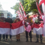 Forkopimda Banyuwangi saat memborong bendera Merah Putih milik pedagang di pasar.