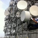 Tim teknisi sedang melakukan pekerjaan dalam membangun jaringan Indosat Ooredoo. (foto: ist)