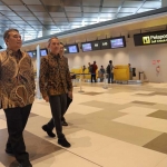 Sekretaris Daerah Kota Kediri Bagus Alit (kiri) saat berada di Bandara Dhoho Kediri. Foto: Ist.