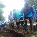 Tim sedang mengeruk sirtu untuk normalisasi selokan yang tersumbat, kemarin. foto: feri wahyudi/ BANGSAONLINE