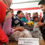 Kalapas 2A Sidoarjo dipadati pembesuk. Tampak petugas sedang mengecek barang bawaan pengunjung.