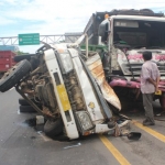 Kondisi dua truk yang terlibat kecelakaan tampak penyok di bagian depan.