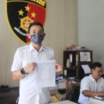 Petugas Satreskrim Polres Kediri, saat menunjukan bukti dugaan penipuan yang dilakukan SH. (foto: ist.)