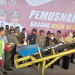 Bea Cukai bersama Forkopimda Kota Batu saat melakukan pemusnahan hasil operasi Rokok Ilegal di TPA Tlekung Junrejo, Kota Batu, Selasa (20/12/2022).