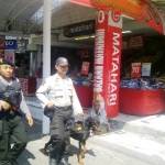 ?Aparat dengan didukung K-9 menyisir di Mall kawasan Sidoarjo. foto:gogon/BANGSAONLINE